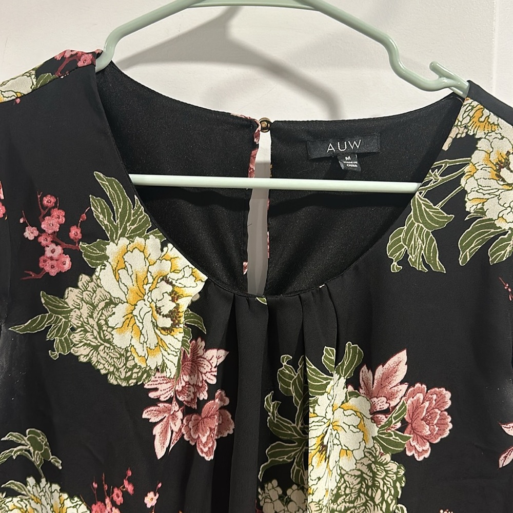 AUW Floral Scoop-neck Top with Keyhole Back Size Medium - Picture 3 of 6